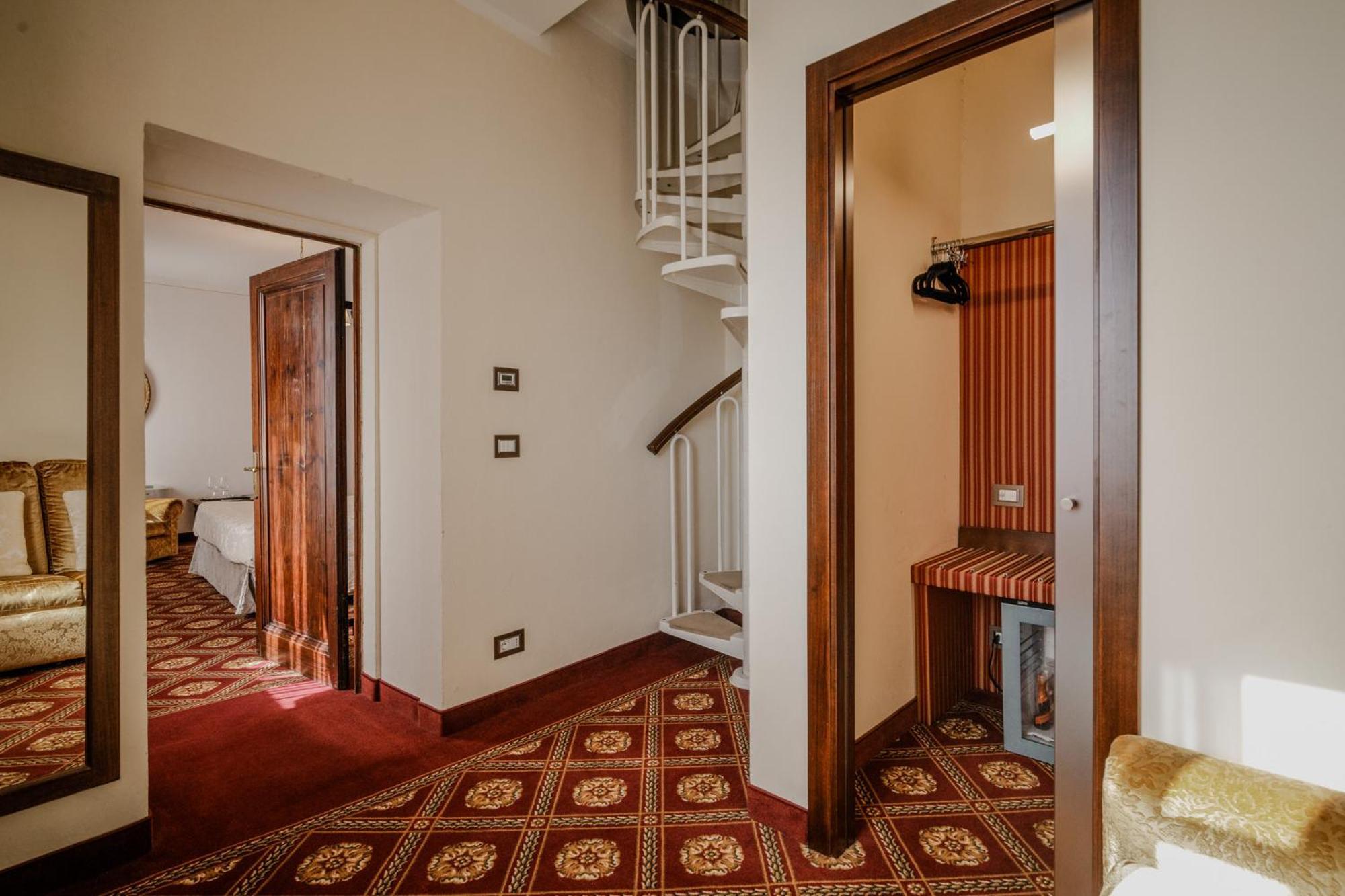 Villa Lecchi Hotel Wellness 埃尔萨谷口村 外观 照片
